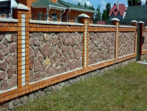 Кирпичный забор с камнем 12 метров фото в Заволжье