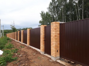 Кирпичный забор на ленточном фундаменте 12 метров фото в Заволжье