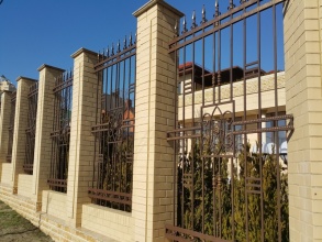 Кирпичный забор с ковкой  10 метров фото в Заволжье